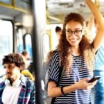 Una mujer y un hombre y muchas personas en el Regiotram tren de cercanías.