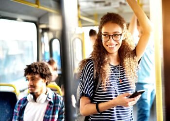 Una mujer y un hombre y muchas personas en el Regiotram tren de cercanías.
