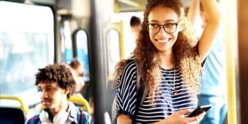 Una mujer y un hombre y muchas personas en el Regiotram tren de cercanías.
