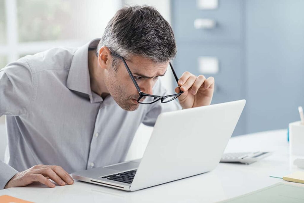 Hombre mirano su computadora Cómo la empresa Claro te utiliza, sin darte cuenta.