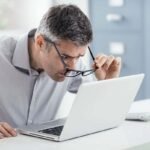 Hombre mirano su computadora Cómo la empresa Claro te utiliza, sin darte cuenta.