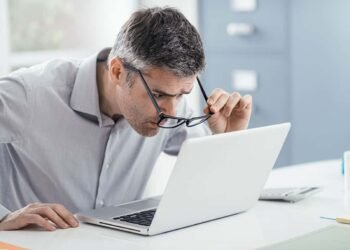 Hombre mirano su computadora Cómo la empresa Claro te utiliza, sin darte cuenta.