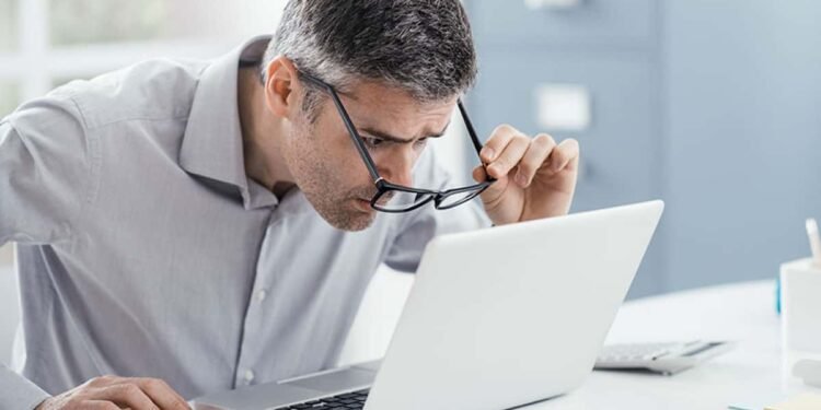 Hombre mirano su computadora Cómo la empresa Claro te utiliza, sin darte cuenta.