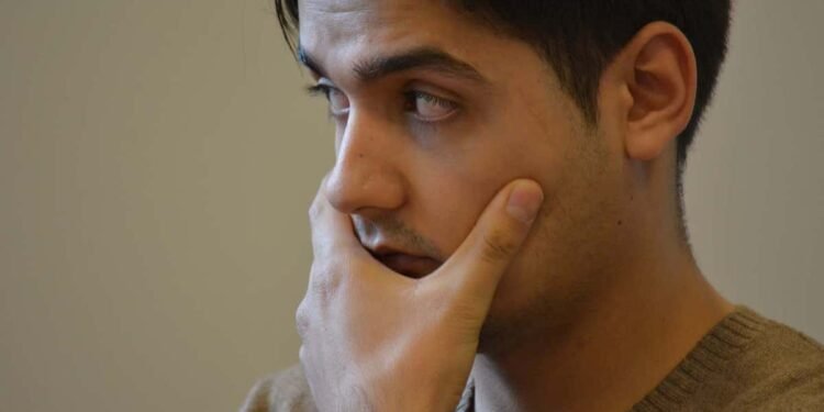 Una hombre esta pensativo tocándose su rostro, enterándose para que sirven las elecciones.