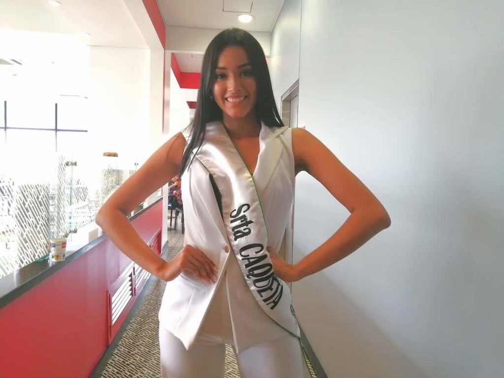Una de las mujeres candidatas en el reinado del turismo en Girardot en vestido de baño.