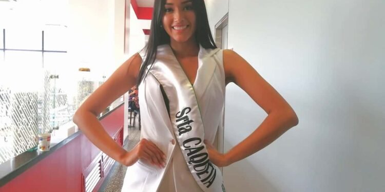 Una de las mujeres candidatas en el reinado del turismo en Girardot en vestido de baño.