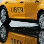 Auto con emblema de Uber