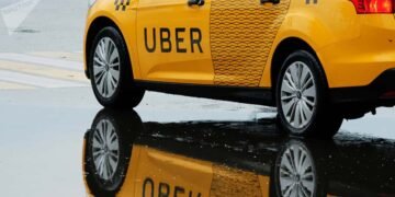 Auto con emblema de Uber