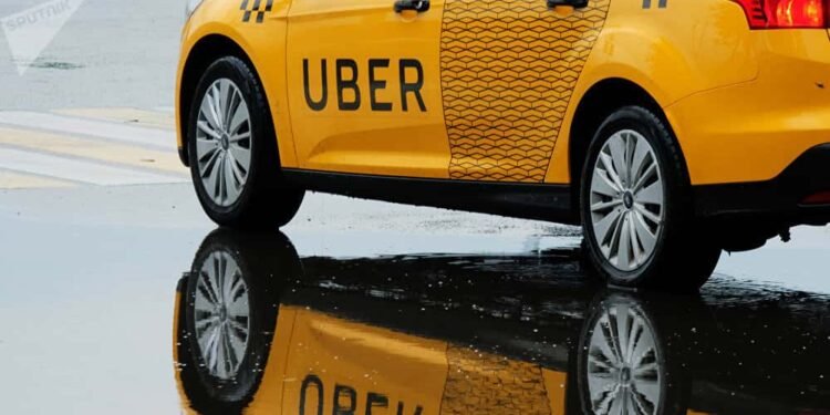 Auto con emblema de Uber