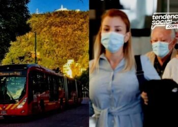 Un carro rojo en las calles de Soacha, al lado del carro, transitan personas con tapabocas.
