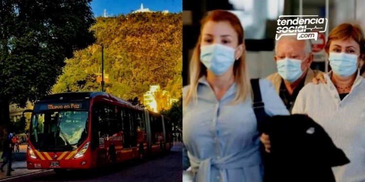 Un carro rojo en las calles de Soacha, al lado del carro, transitan personas con tapabocas.