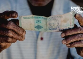 Una persona tiene en sus manos dinero.