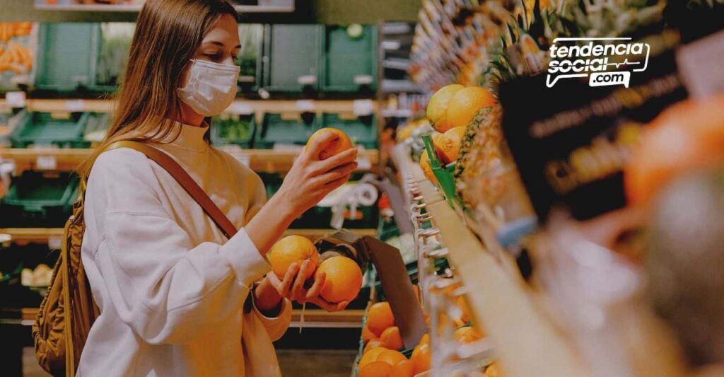 Una mujer en un supermercado comprando comida