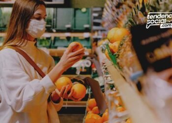 Una mujer en un supermercado comprando comida