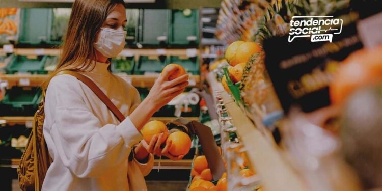 Una mujer en un supermercado comprando comida