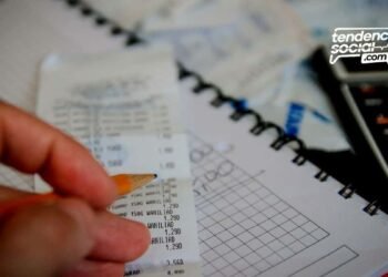 Una persona hace cuentas para ahorrar