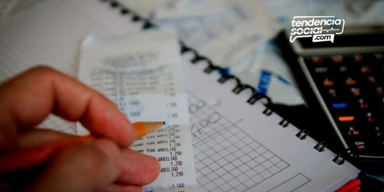 Una persona hace cuentas para ahorrar