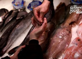 Una persona compra pescado.
