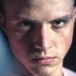Un hombre con cara de furioso.