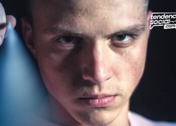 Un hombre con cara de furioso.