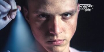 Un hombre con cara de furioso.