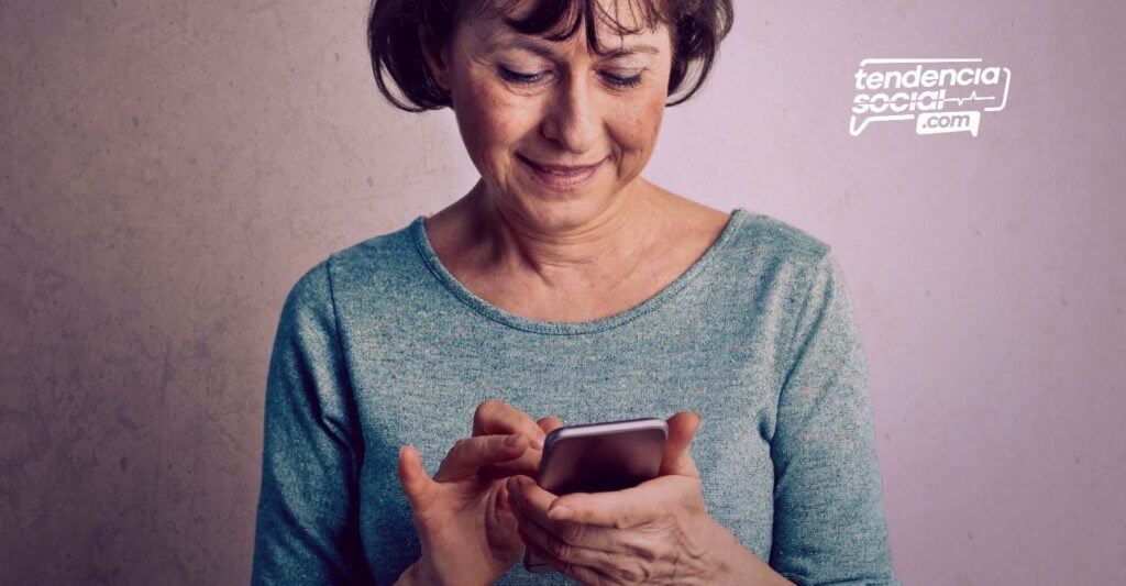 Una mujer mirando su celular