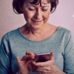 Una mujer mirando su celular