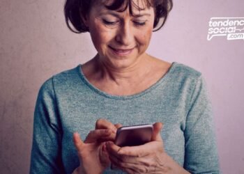 Una mujer mirando su celular