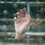 Una mano sale del agua
