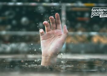 Una mano sale del agua