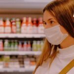 Una mujer esta en un supermercado comprando productos