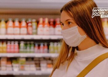 Una mujer esta en un supermercado comprando productos
