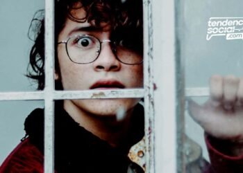 Un hombre esta mirando por la ventana sorprendido