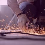 Una persona trabajando en construcción protocolo de Bioseguridad covid-19