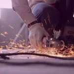 Una persona trabajando en construcción protocolo de Bioseguridad covid-19