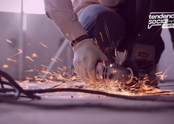 Una persona trabajando en construcción protocolo de Bioseguridad covid-19