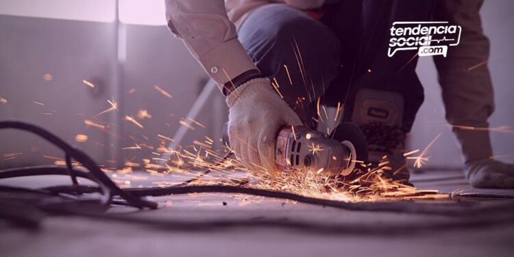 Una persona trabajando en construcción protocolo de Bioseguridad covid-19