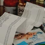 Alimentos al rededor de una factura.