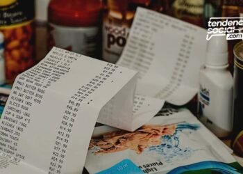 Alimentos al rededor de una factura.