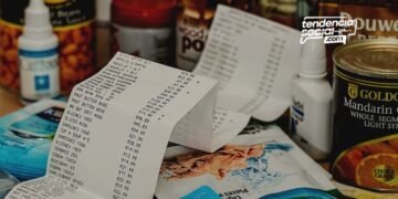 Alimentos al rededor de una factura.