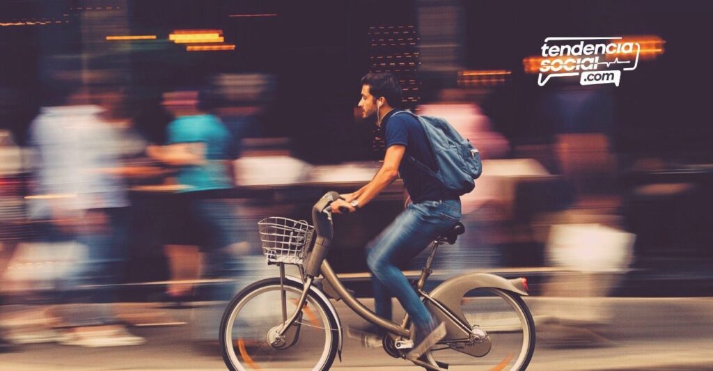 Una persona en la calle con su bicicleta