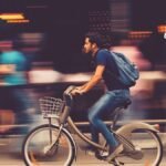 Una persona en la calle con su bicicleta