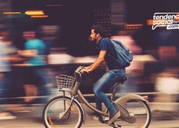 Una persona en la calle con su bicicleta
