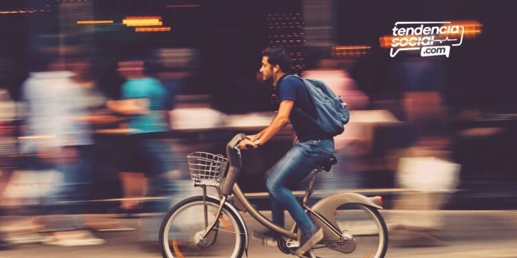 Una persona en la calle con su bicicleta