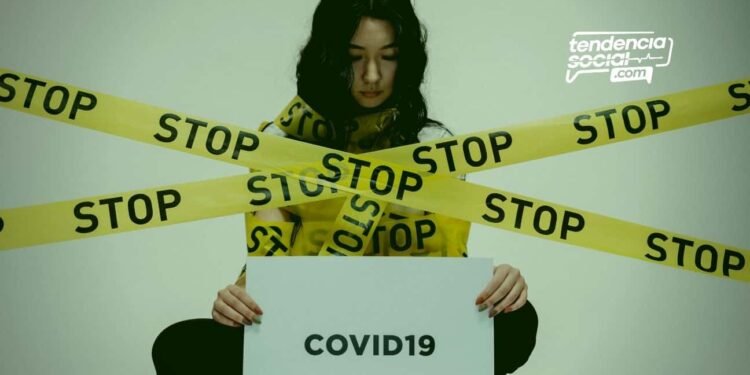 Una mujer rodeada de cintas que dicen stop del covid-19