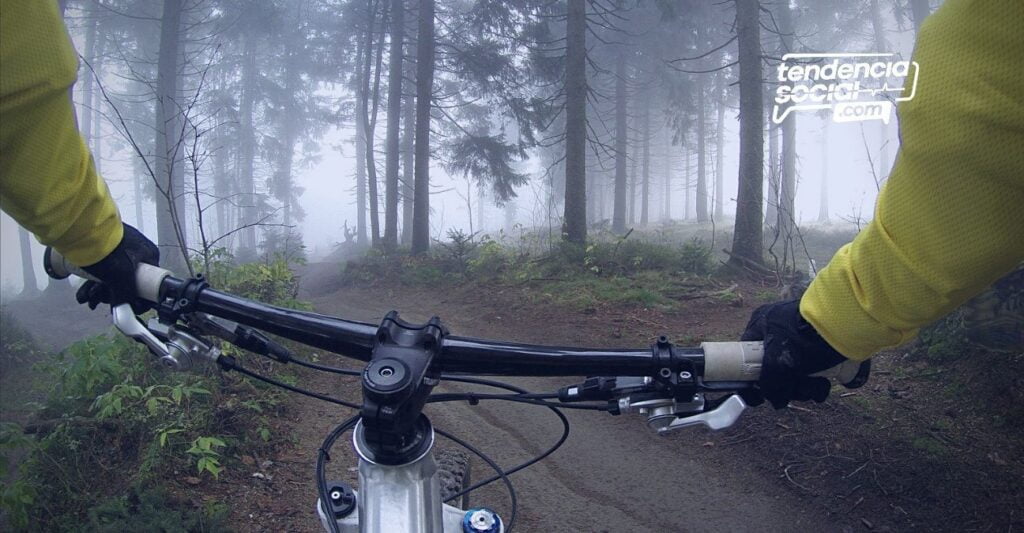 Una persona haciendo ejercicio en su bicicleta