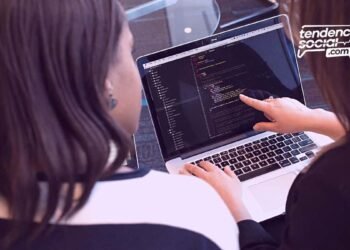 Dos mujeres mirando el celular beneficiadas ingreso solidario