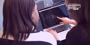 Dos mujeres mirando el celular beneficiadas ingreso solidario