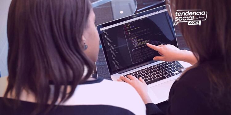 Dos mujeres mirando el celular beneficiadas ingreso solidario