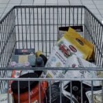 una cesta de mercado con alimentos en una tienda de comida.